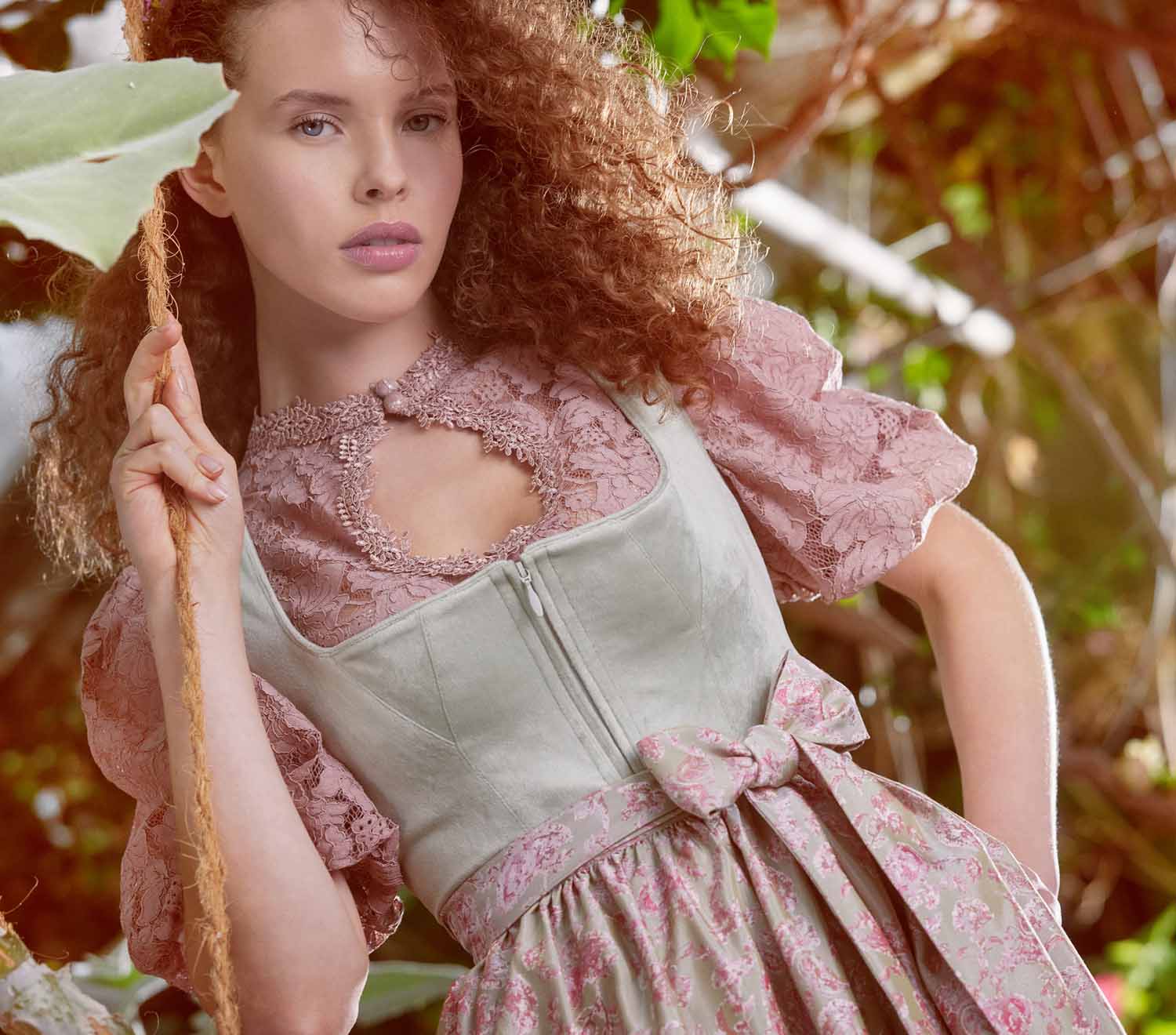 dirndl mit hochgeschlossener bluse