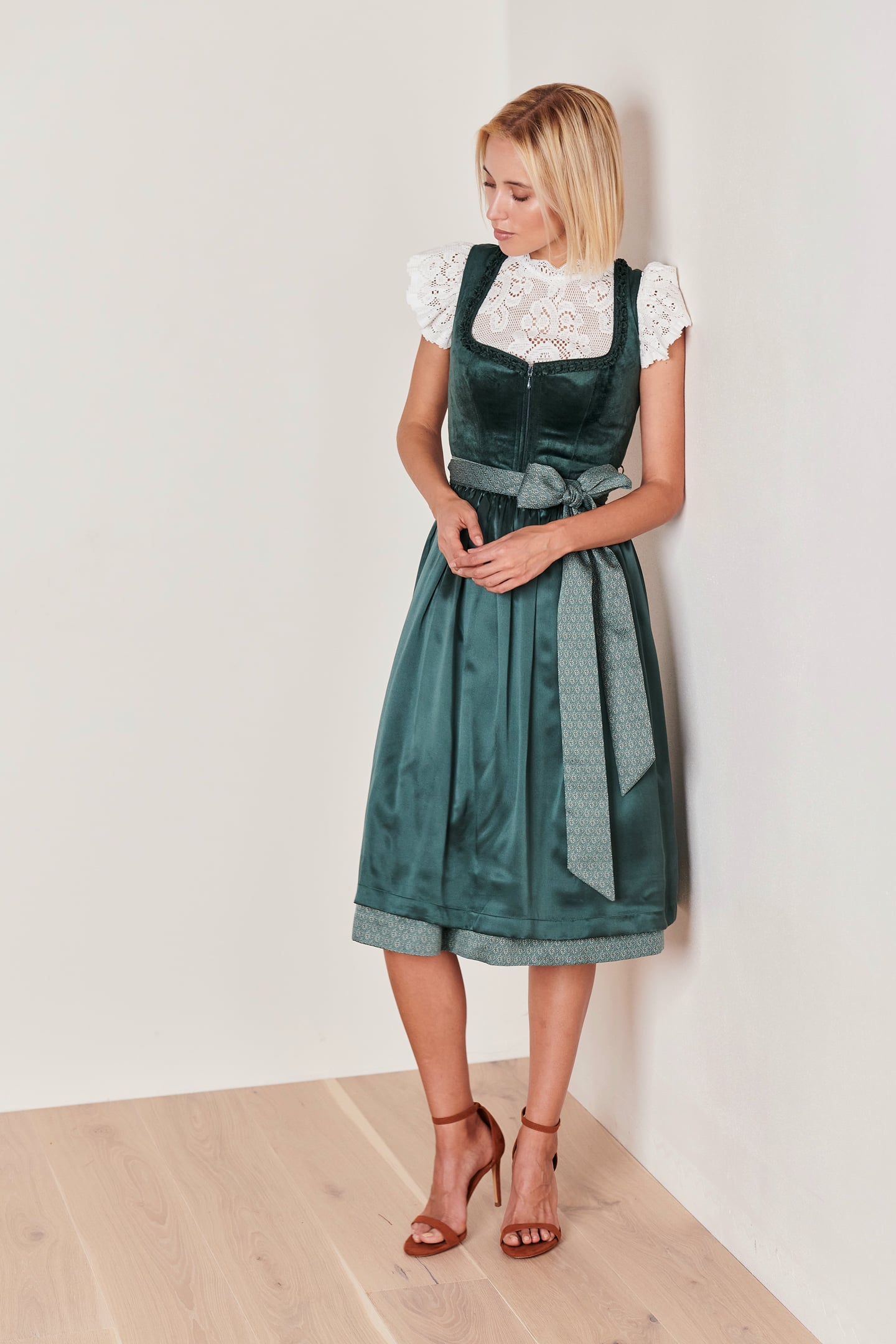 Dirndl Mathilda (70cm) in grün im Julia Trentini AT Online Shop